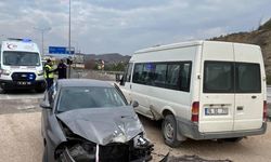 Bilecik'te Otomobil Park Halindeki Minibüse Çarptı: 3 Yaralı