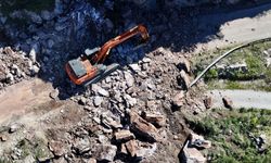 Fethiye’de Dev Kayalar Yola Düştü: Faralya Yolu Ulaşıma Kapandı!