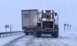 Ardahan’da Nisan Karı Yolları Kapattı: Geçitlerde Ulaşım Aksıyor!