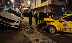 Esenler’de Sıra Dışı Kaza: Taksi Çarptı, Otomobil Diğerinin Üzerine Çıktı!