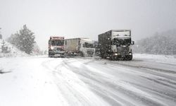 Kars-Erzurum Kara Yolunda Kar Esareti! Çok Sayıda Tır Yolda Kaldı: Ulaşım Tek Şeritten Sağlanıyor!