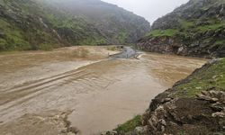 Hakkari'de Dere Taştı, Kara Yolu Kapandı! Şemdinli-Derecik Son Durum