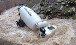 Bitlis’te Can Pazarı! Dereye Uçan Beton Mikserinin Sürücüsü Sel Sularında Kayboldu