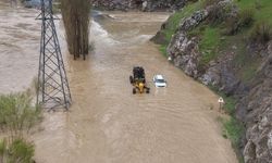SON DAKİKA: Hakkari'de Dere Taştı, Kara Yolu Sular Altında Kaldı! Şemdinli-Derecik Yolu Kapandı!