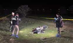 Sivaslı’da Motosiklet Faciası: Genç Sürücü Araziye Devrilen Motorda Can Verdi