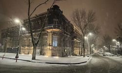 Kars'ta Nisan Karı! Kent Beyaza Büründü, Sürücüler Zor Anlar Yaşadı