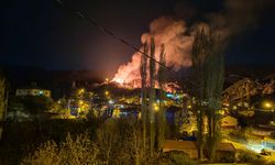 Manisa Demirci'de Ev Yangını: Mahalleli Su Taşıdı, 1 Kişi Yaralandı