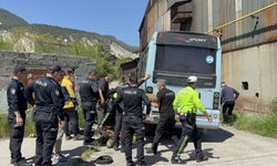 Karabük'te Can Pazarı! Motosiklet Minibüsün Altında Sıkıştı: Ekipler Zamanla Yarıştı!