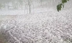 İstanbul'da Aniden Bastıran Dolu Sokakları Beyaza Bürüdü! Meteoroloji'den Kar ve Buzlanma Alarmı: Kış Geri Mi Dönüyor
