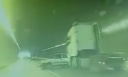 Adana’da Tünel İçinde Dehşet Anları! Tır Otomobili Biçti, Araç Kamerası Saniye Saniye Kaydetti: İşte Görüntüler: