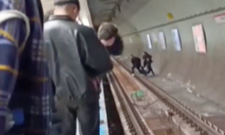 Son Dakika! Kadıköy Metrosunda İntihar Girişimi! Raylara Atlayan Genci Vatandaşlar Son Anda Kurtardı!