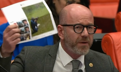 Serkan Sarı Meclis’te Fotoğrafı Gösterdi! "Makineli Tüfekli İlçe Milli Eğitim Müdürü Olmaz!"