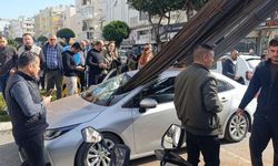 Antalya'da Dehşet Anları! İnşaat Demirleri Kamyonun Üzerinden Kaydı, Otomobile Ok Gibi Saplandı!