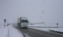 Tokat-Sivas Kara Yolunda Kar Esareti: Çamlıbel Geçidi’nde Kar Kalınlığı 30 Santimetreyi Buldu!