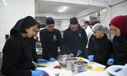 Sındırgı’da Gastronomi Rüzgarı! Ünlü Şefler "Vefa Mutfağı"nda Geleceğin Ustalarıyla Buluştu