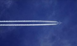 Uçakların Arkasındaki İzler Neden Oluşur? Kimyasal Gaz mı Püskürtülüyor? İşte Gökyüzündeki Beyaz Şeritlerin Sebebi:
