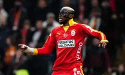 Maç Sonunda Saha Gerildi! Victor Osimhen Hakemin Üzerine Yürüdü: Takım Arkadaşları Zor Tuttu!