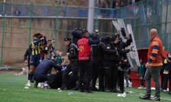 Son Dakika: Fenerbahçe Kadın Futbol Takımına Hakkari’de Taşlı Saldırı! FB TV Yayını Kesildi, Gökhan Bozkaya Yaralandı!