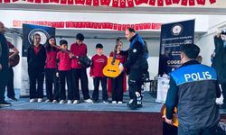 Balıkesir'de Anlamlı Açılış! Polis ve Öğrenciler Müzikte Buluştu: "Birlikte Daha Güçlüyüz!"