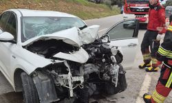 Ayvalık'ta Korkunç Kaza! Otomobil MOBESE Direğine Çarptı: Baba ve 2 Çocuğu Yaralı!