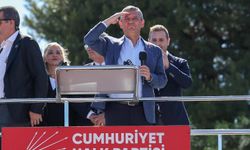 “Özgür Özel’den Ahmet Akın’a Övgü: ‘25 Aydır Gece Gündüz Çalışıyor’”