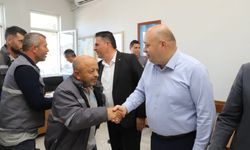 Gönen Belediyesi'nde Bayramlaşma: Başkan İbrahim Palaz Sahadaki Personelle Buluştu