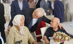 Burhaniye'de bayramlaşma geleneği... Protokol ve vatandaşlar bir arada