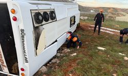 Sivas'ta Maç Dönüşü Feci Kaza: Taraftarları Taşıyan Midibüs Devrildi! 18 Yaralı