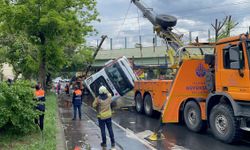 Bakırköy'de Feci Kaza! Üst Geçide Çarpan Tır Devrildi, Yol Kapatıldı