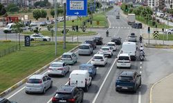 Son Dakika: Balıkesir Yolunda Kilometrelerce Kuyruk! Polis Trafik Lambalarına Manuel Müdahale Ediyor