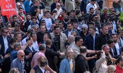 Ankara'da Tarihi Gün: Özgür Özel'in Çağrısıyla Binlerce Kişi Anıtkabir'e Yürüdü