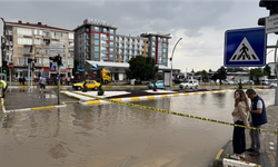 Sağanak ve dolu hayatı felç etti: Cadde ve sokaklar sular altında