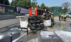 Şişli'de Korku Dolu Anlar: Seyir Halindeki Otomobil Alev Alev Yandı, Reklam Panosuna Çarptı!