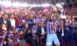 Kupa Trabzonspor’un Ellerinde Yükseldi! Şampiyonluk Coşkusu Sardı: Fırtına Kupa Töreninde!