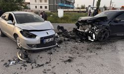 Aksaray'da Zincirleme Kaza: 3 Araç Çarpıştı, 4 Kişi Yaralandı