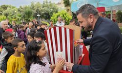 Balıkesir'de Çocuklara Erken Bayram Sürprizi! Mehmet Aydemir Hediye Dağıttı!