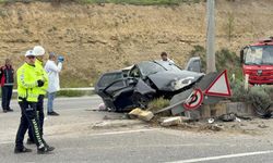 Katliam Gibi Kaza! Refüje Çarpan Otomobil Hurdaya Döndü: 1 Ölü, 2 Ağır Yaralı