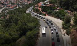 Bayram tatilinde Ölüdeniz’e araç akını: 5 kilometrelik trafik oluştu