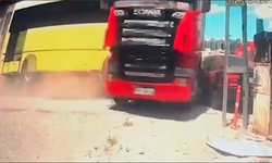 Freni boşalan belediye otobüsü tırı biçti! Kaza anı kamerada