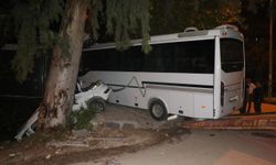 Hatay Defne'de Korkunç Kaza: Midibüs Karşı Şeride Geçti! 2 Ağır Yaralı