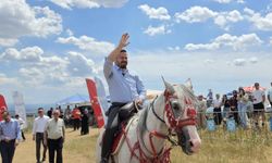 Üçpınar’da nefes kesen atlı şölen! Dörtnala yarışlar ve savaş sanatları gösterileri büyük ilgi gördü
