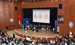 Balıkesir Üniversitesi İlahiyat Fakültesi'nde Mezuniyet Heyecanı: 2026 Mezunları Kep Attı!