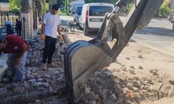 Edremit'te Yol Yenileme Çalışmaları Hız Kazandı: İskele Mahallesi'nde Bozuk Yollar Onarılıyor