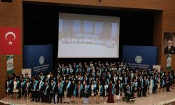 Balıkesir Üniversitesi Tıp Fakültesi'nde Mezuniyet Gururu: Genç Hekimler Yemin Ederek Mesleğe Başladı
