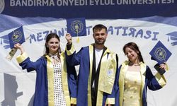 Erdek MYO'da Mezuniyet Coşkusu! Yüzlerce Öğrenci Kep Atarak Mezun Oldu
