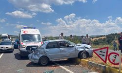 UŞAK'TA KORKUTAN KAZA! Kontrolden Çıkan Otomobil Refüje Çarptı: Baba ile Kızı Ağır Yaralandı