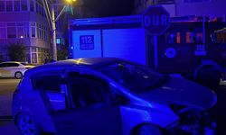 Çınarcık'ta Kontrolden Çıkan Otomobil Refüje Çarptı! Trafik Bir Süre Aksadı