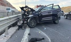 Kocaeli Dilovası'nda Tankerle Çarpışan Cip Bariyerlere Patladı! Sürücü Ağır Yaralı