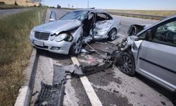 AFYONKARAHİSAR'DA FECİ KAZA: Gurbetçi Otomobili ile Hafif Ticari Araç Çarpıştı! 1 Ölü, 6 Yaralı
