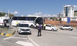 Karabük'te Yolcu Otobüsü Kırmızı Işıkta Bekleyen Araçlara Çarptı: 2 Yaralı